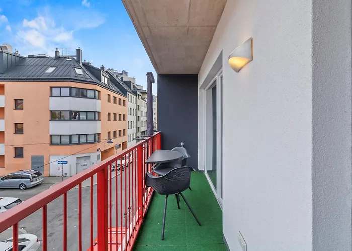 Free Parking I Balcony I 5 Min To Train Station