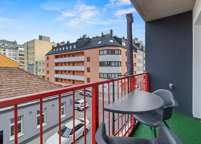 Free Parking I Balcony I 5 Min To Train Station