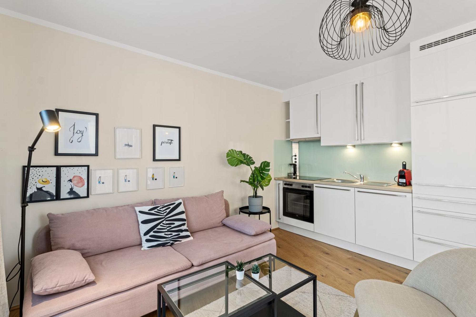 Free Parking I Balcony I 5 Min To Train Station Apartament