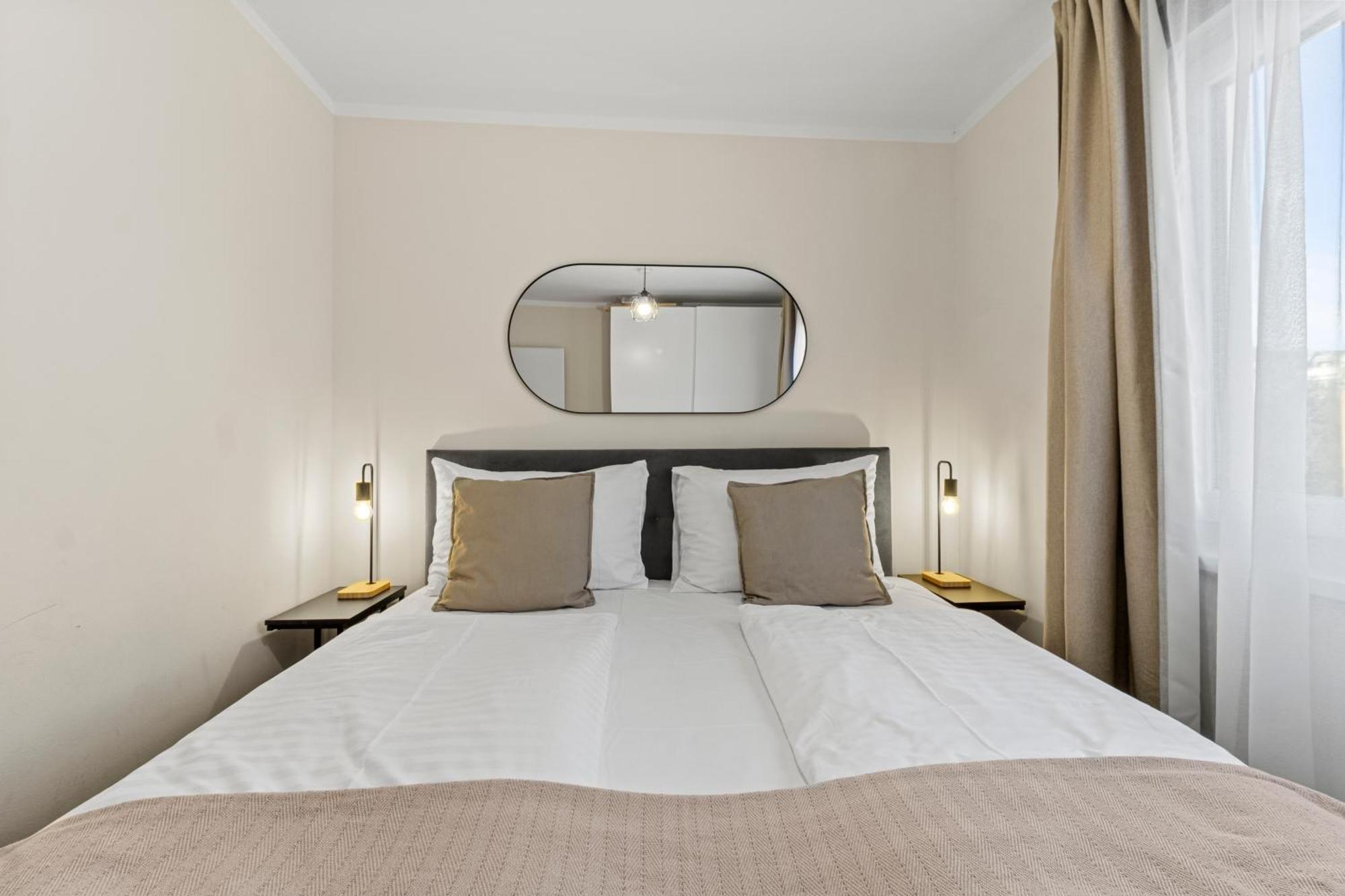 Free Parking I Balcony I 5 Min To Train Station Apartament *