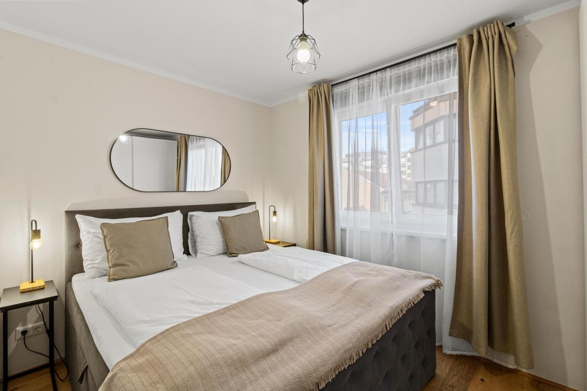 Free Parking I Balcony I 5 Min To Train Station Apartament