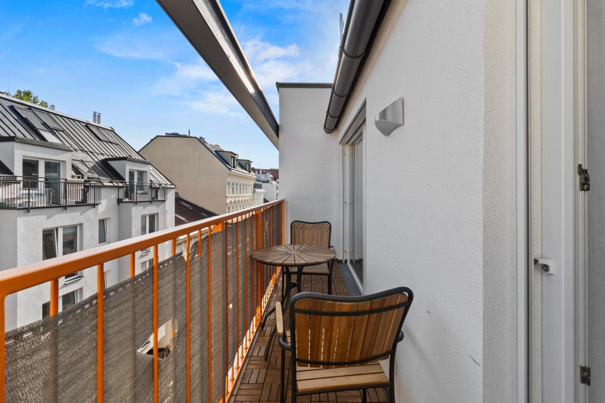 Free Parking I Balcony I 5 Min To Train Station Apartament