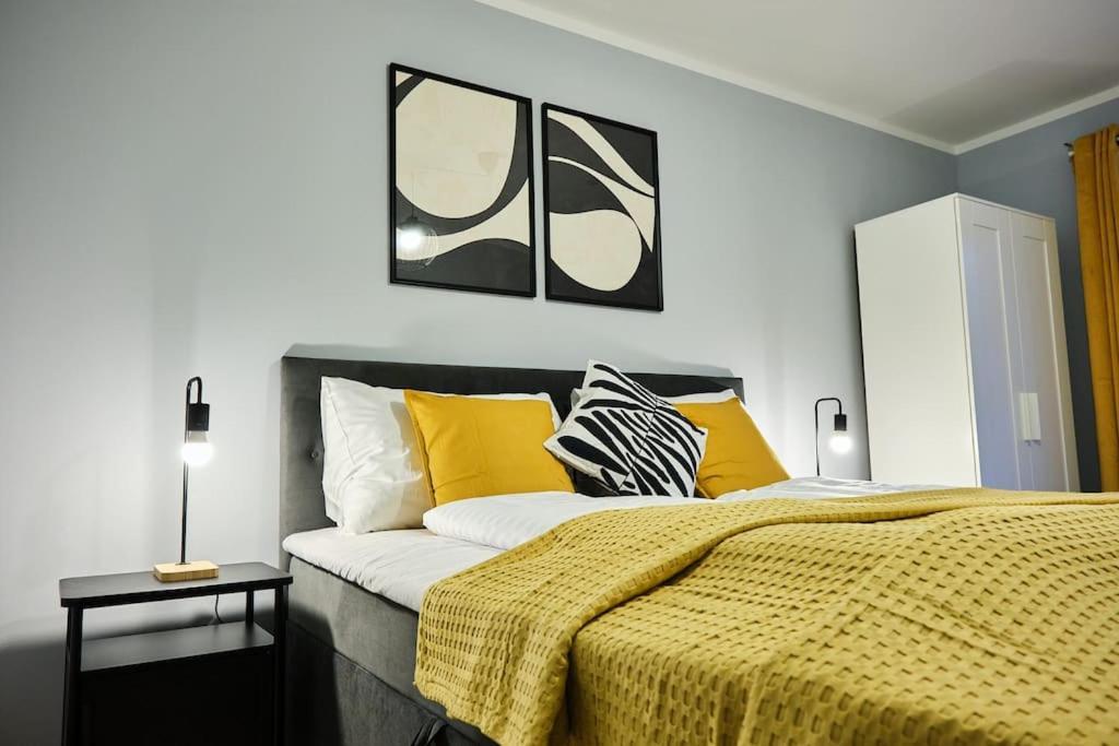 Free Parking I Balcony I 5 Min To Train Station Apartament *