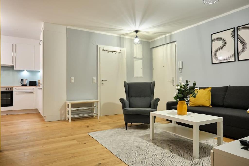 Free Parking I Balcony I 5 Min To Train Station Apartament