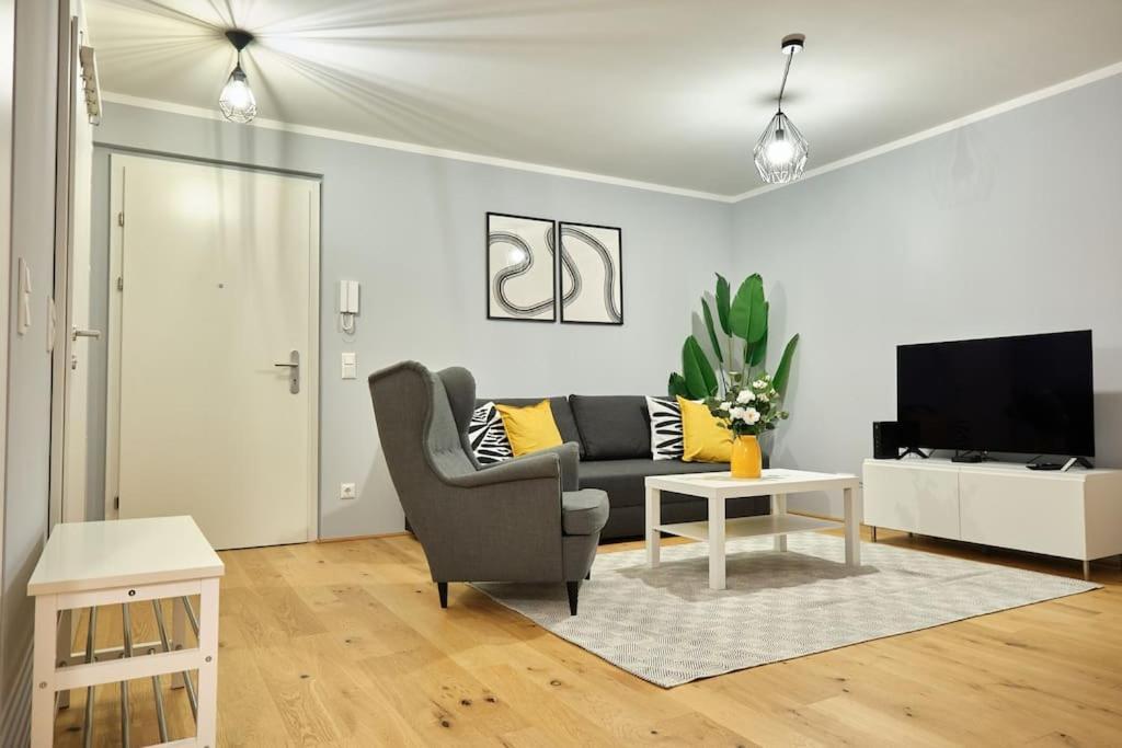 Free Parking I Balcony I 5 Min To Train Station Apartament *