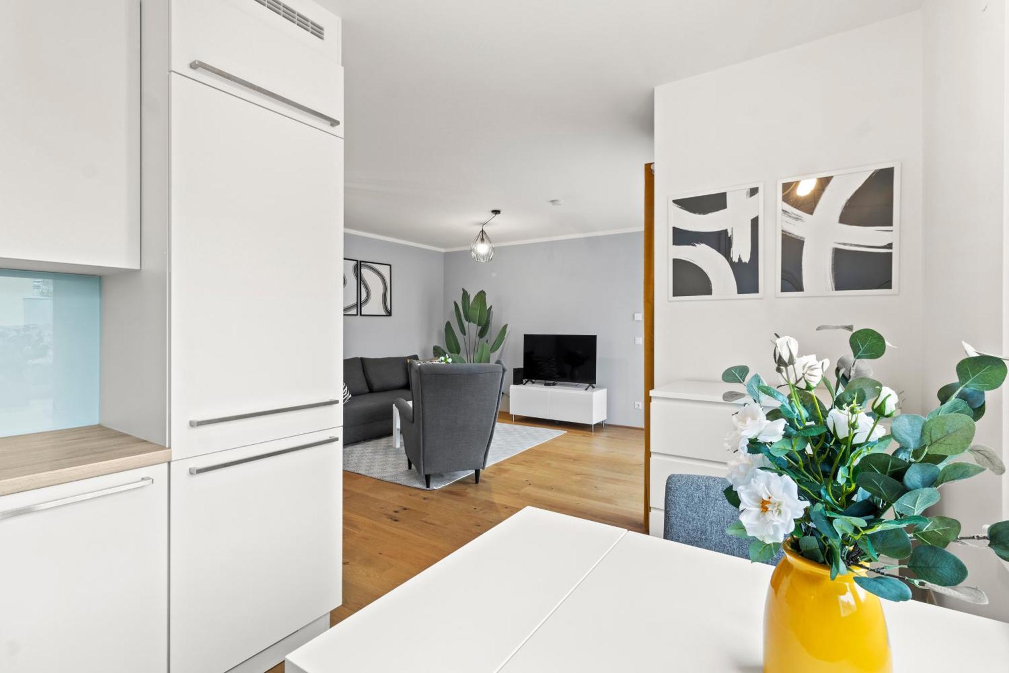 Free Parking I Balcony I 5 Min To Train Station Apartament