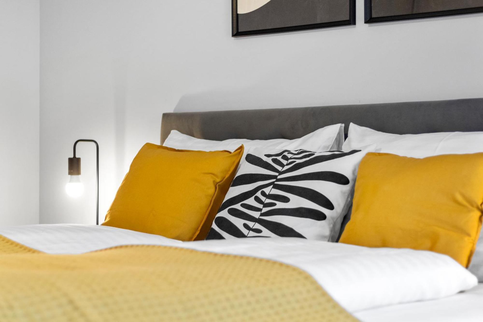 Free Parking I Balcony I 5 Min To Train Station Apartament *