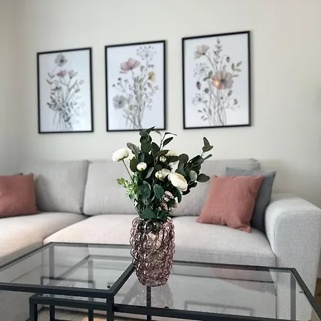 Ferienwohnung Free Parking I Balcony I 5 Min To Train Station Wien Exterior foto