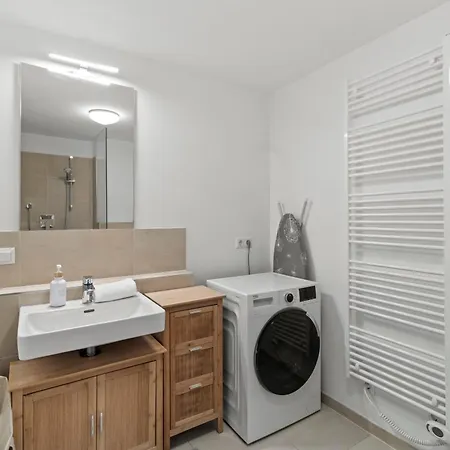 Ferienwohnung Free Parking I Balcony I 5 Min To Train Station Wien Exterior foto
