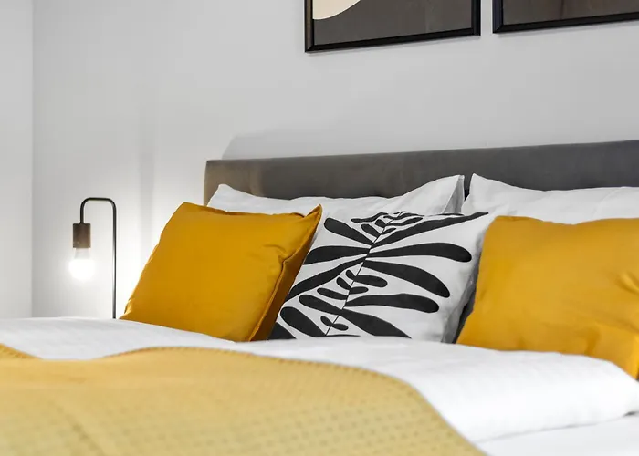 Free Parking I Balcony I 5 Min To Train Station