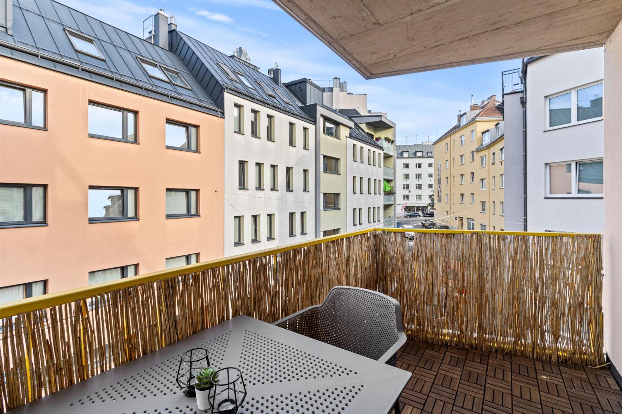 Free Parking I Balcony I 5 Min To Train Station Apartment *