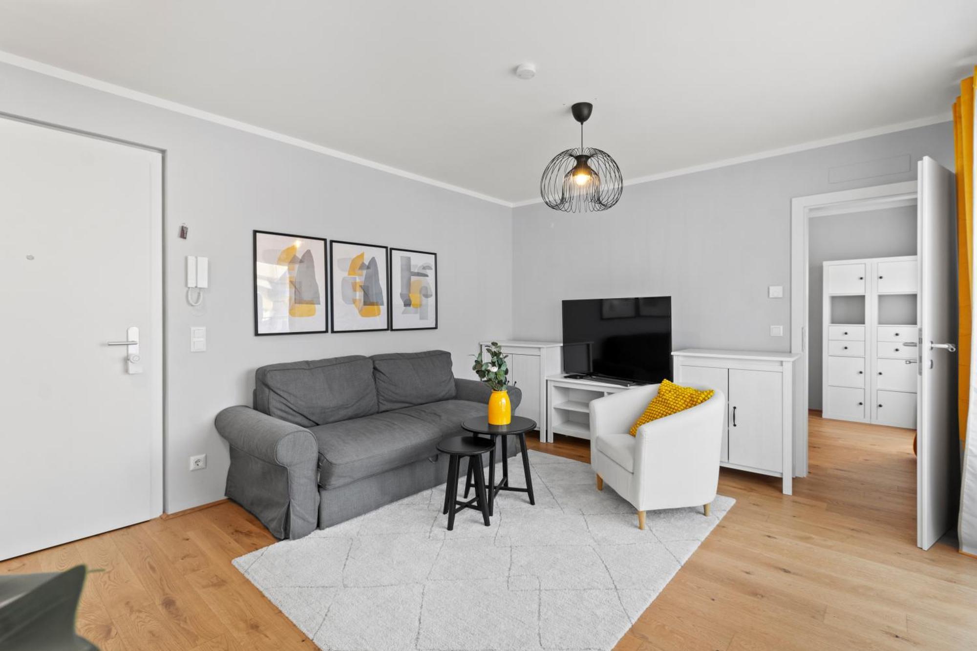 Free Parking I Balcony I 5 Min To Train Station *