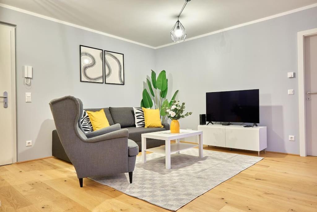 Free Parking I Balcony I 5 Min To Train Station