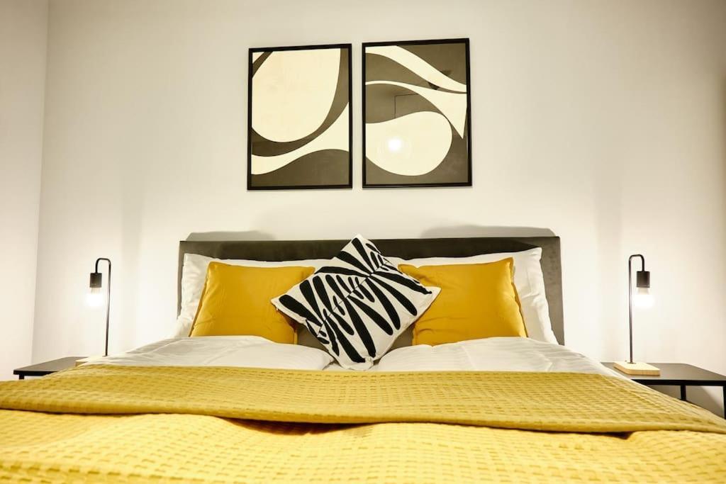 Free Parking I Balcony I 5 Min To Train Station *