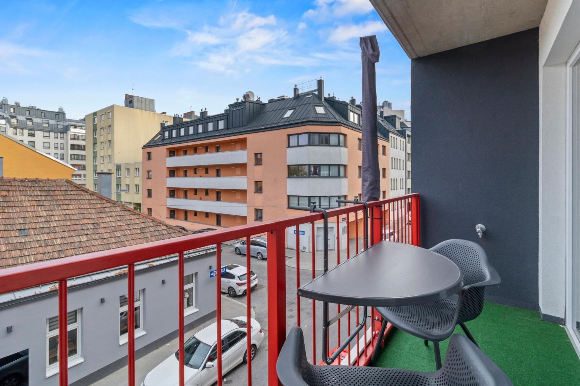 Free Parking I Balcony I 5 Min To Train Station *